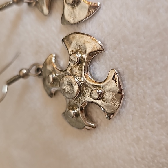 VTG Dauplaise Silvertone Maltese Byzatine Cross Dangle Hook Earrings - Picture 3 of 6